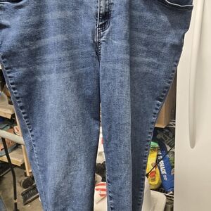 Women’s Cropped Stretch Jeans in Medium Blue